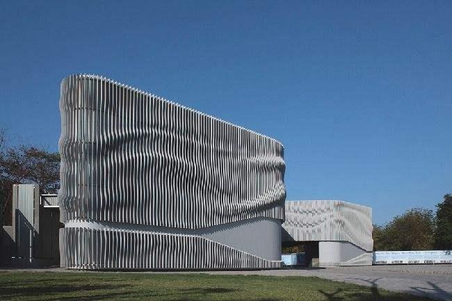 静安浅谈现代建筑采用网架结构安装的主要优势和应用